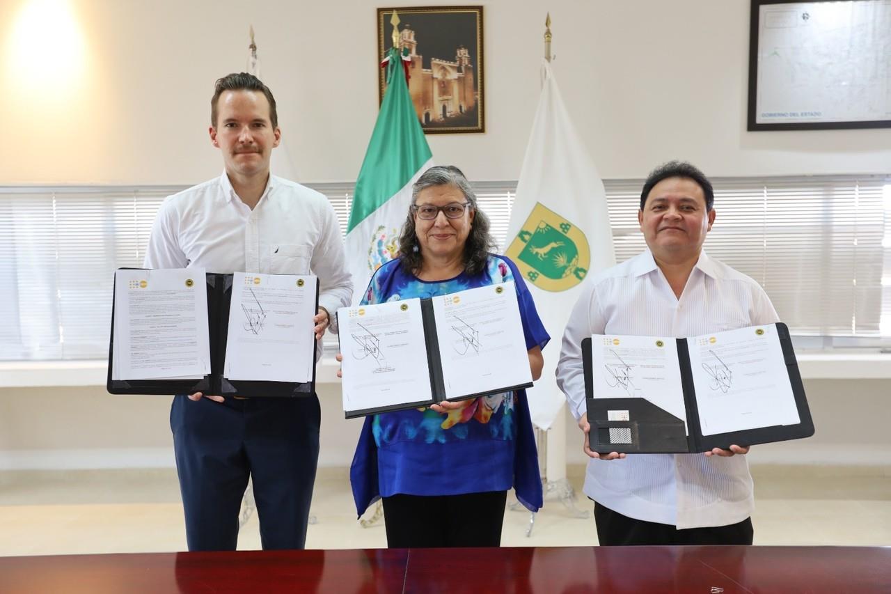 Autoridades de la ONU y la FGE realizaron la firma de un convenio para hacer oficial la donación de cinco escáneres portátiles de huellas dactilares para la identificación de personas.- Foto de la FGE Yucatán