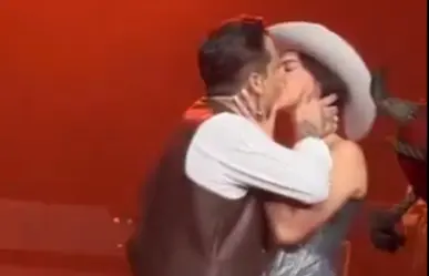 Christian Nodal y Ángela Aguilar se besan en concierto en el Auditorio Nacional