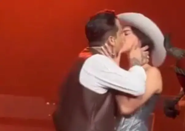 Christian Nodal y Ángela Aguilar se besan en concierto en el Auditorio Nacional