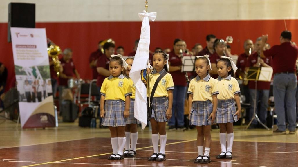 Celebran concurso de escoltas escolares con participación de familias