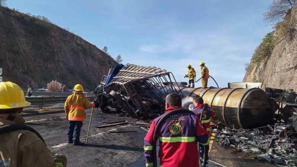 Se incendian camiones tras chocar en el Arco Norte; hay un fallecido