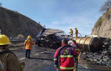 Se incendian camiones tras chocar en el Arco Norte; hay un fallecido