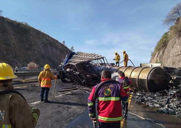 Se incendian camiones tras chocar en el Arco Norte; hay un fallecido