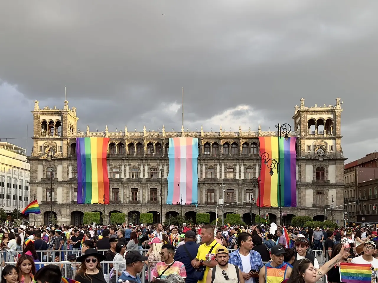 Zócalo capitalino en la Marcha LGBTQ . Foto: @ExaArq