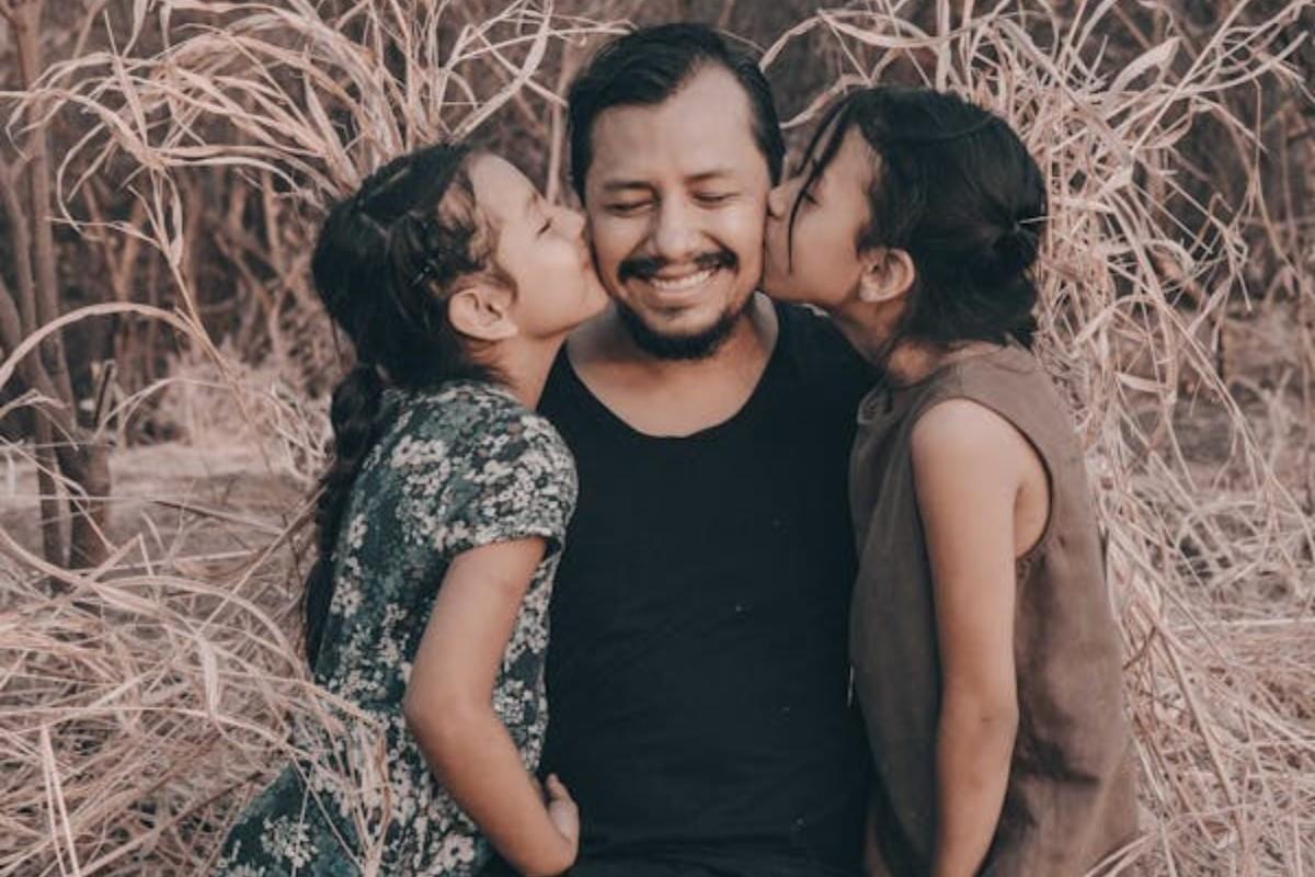 Niñas besando a su padre Foto: Pexels