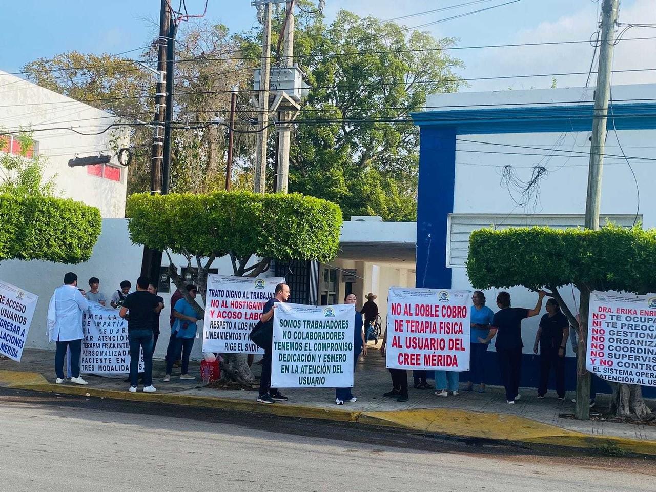 Trabajadores del CREE realizaron una protesta esta mañana para denunciar irregularidades por parte de su directora.- Foto de El Chismógrafo en la Red