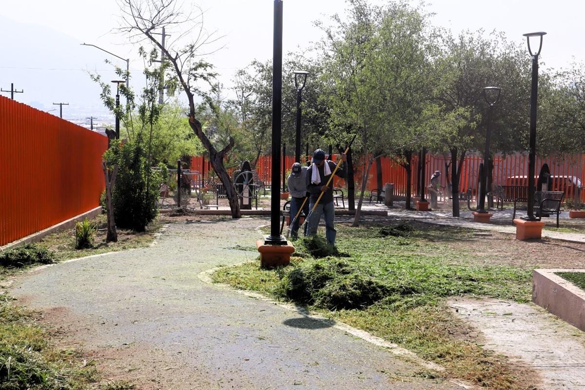 Rehabilita Gobierno de Santa Catarina áreas verdes y canchas en 377 plazas