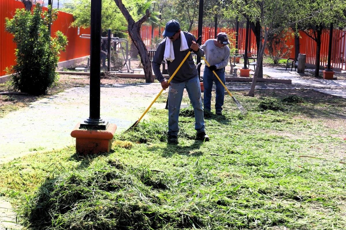 Rehabilita Gobierno de Santa Catarina áreas verdes y canchas en 377 plazas