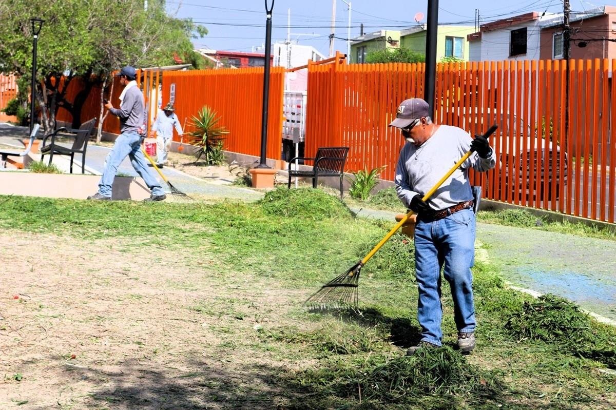 Rehabilita Gobierno de Santa Catarina áreas verdes y canchas en 377 plazas