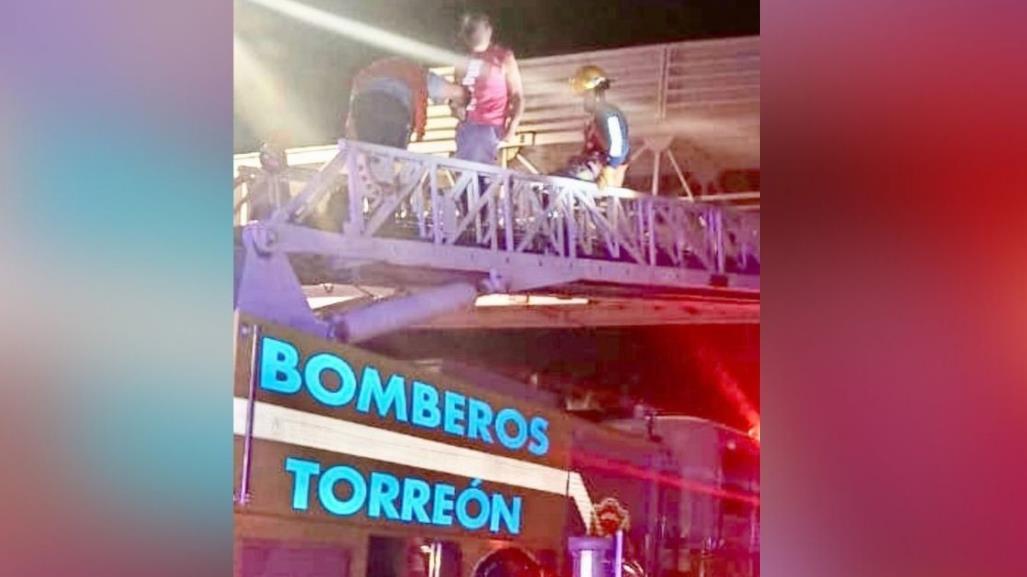 Agentes viales y bomberos rescatan a hombre que intentaba arrojarse de puente