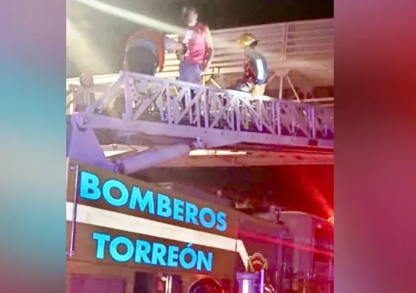 Agentes viales y bomberos rescatan a hombre que intentaba arrojarse de puente