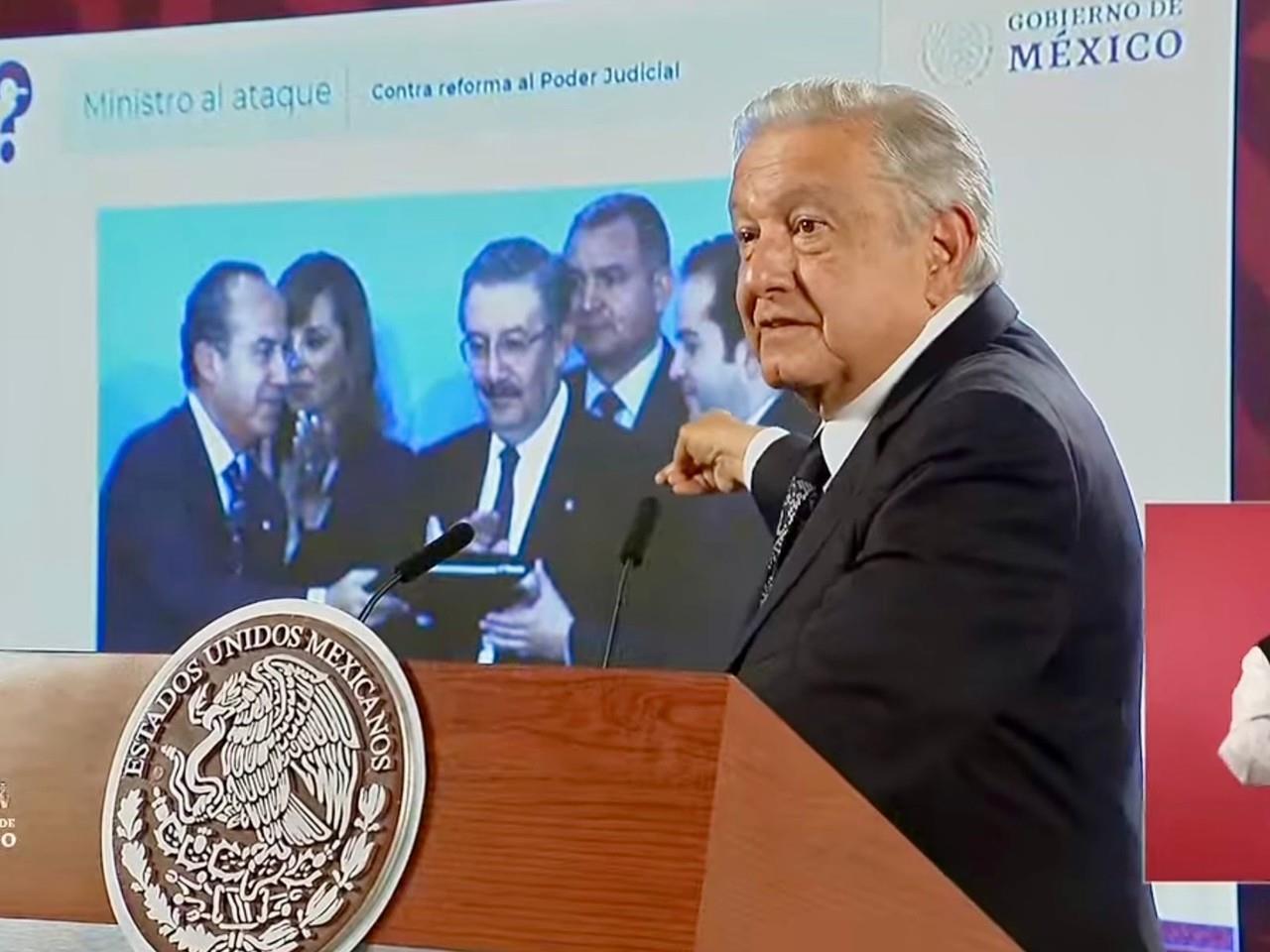 AMLO enseñando foto de Luis María Aguilar con Felipe Calderón y Genaro García Luna