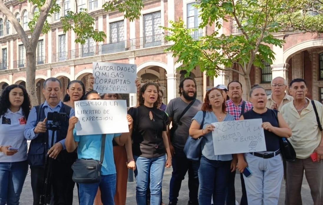 Perla Aguilar y demás reporteros compañeros que llevaron a cabo la protesta. Foto: Quadrantín.