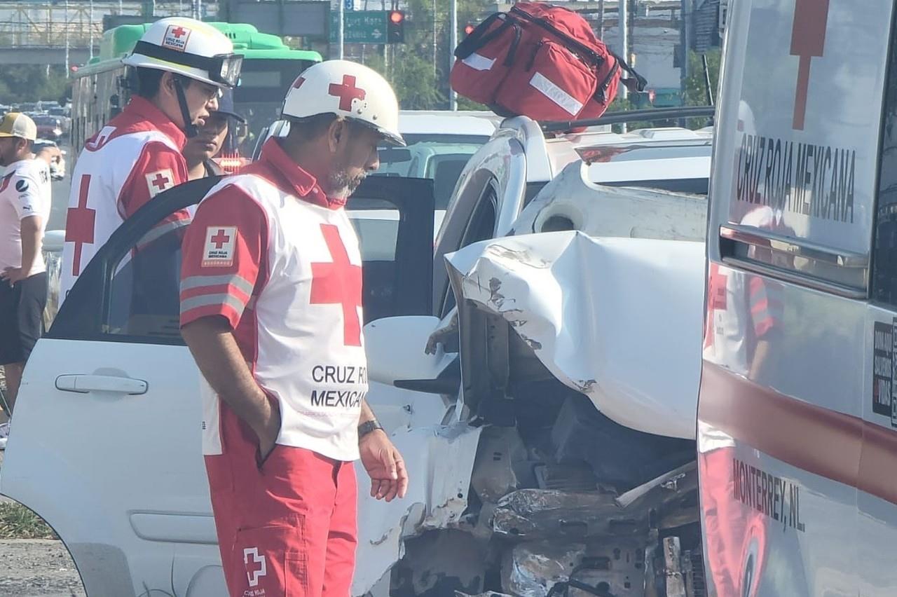 Paramédicos de la Cruz Roja atendiendo a uno de los dos heridos derivado del choque. Foto: Protección Civil de Nuevo León.