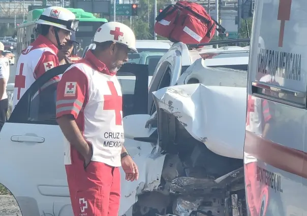 Choque deja dos heridos en colonia Industrial en Monterrey