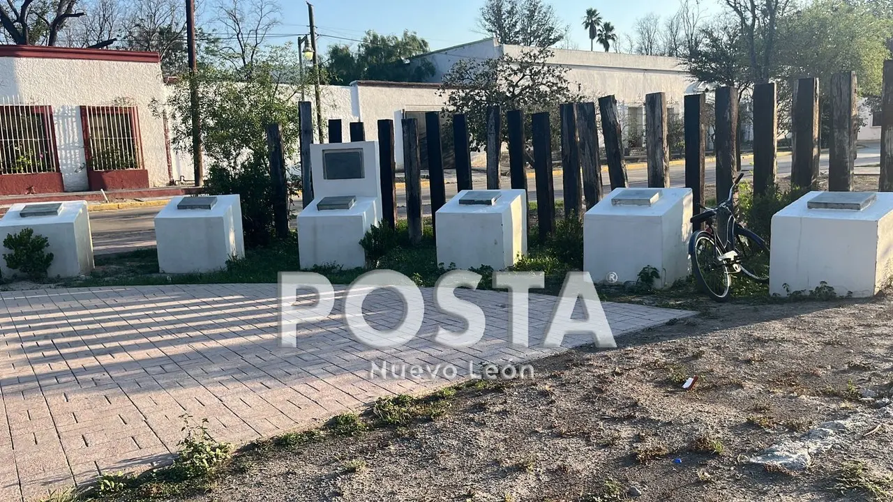 Se les rinde un homenaje a los policías en una plaza donde se originó el ataque al alcalde Jaime Rodríguez Calderón. Foto. Rafael Enríquez