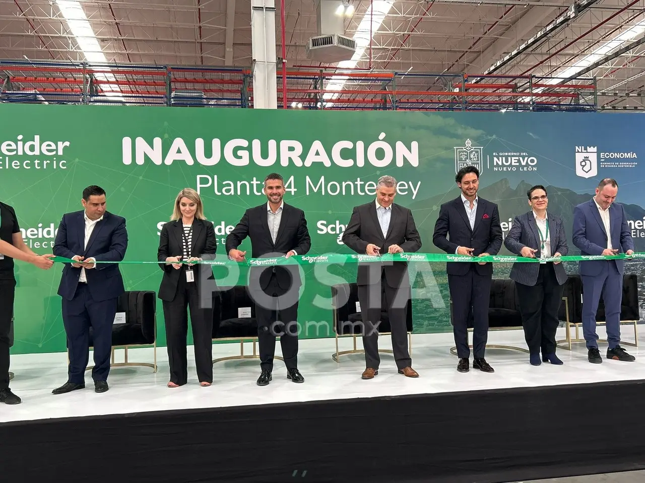 Agustín López Díaz, Jesús Carmona, Iván Rivas y otras personalidades de Schneider Electric cortando el listón de inauguración. Foto: Rosy Sandoval