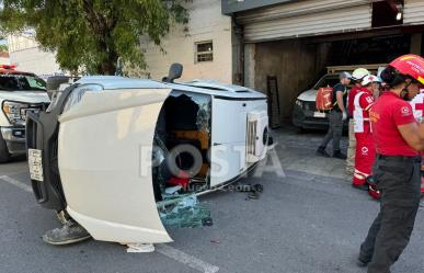 Se registra volcadura y deja una mujer lesionada en el centro de Monterrey