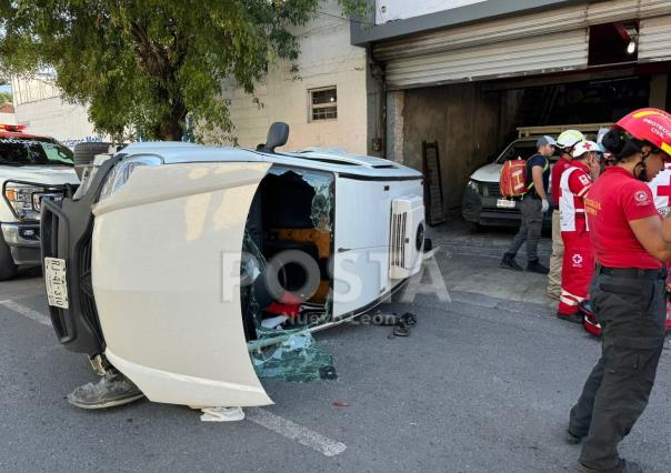 Se registra volcadura y deja una mujer lesionada en el centro de Monterrey