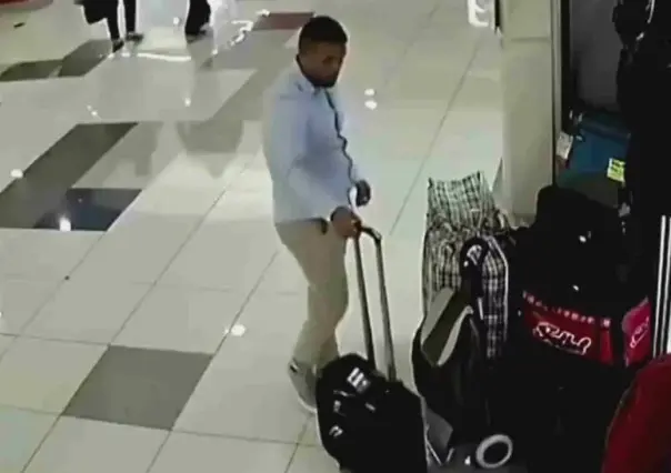 Captan a hombre robando maleta en centro comercial de Apodaca (VIDEO)