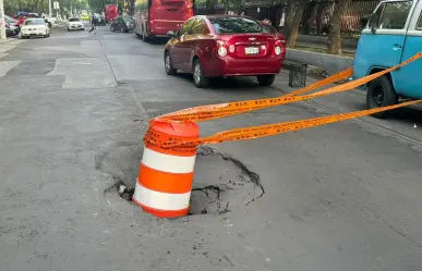 Agujero se convierte en socavón frente a la ESCA Santo Tomás