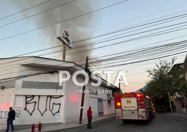 Consume fuego bodega con madera al sur de Monterrey