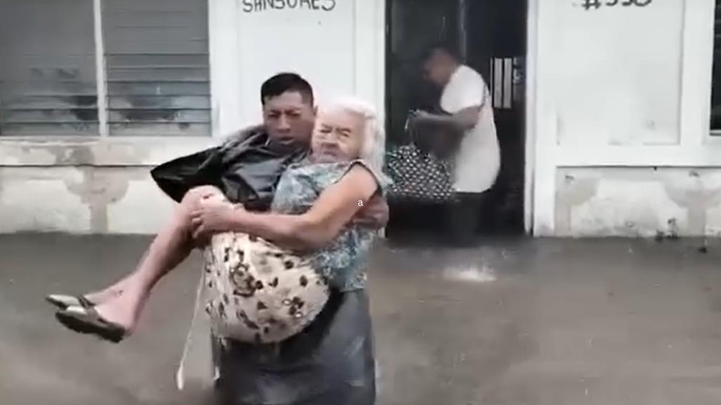 Rescatan a abuelita en Tizimín, su casa se inundó por las fuertes lluvias