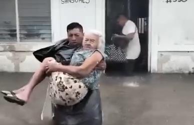 Rescatan a abuelita en Tizimín, su casa se inundó por las fuertes lluvias