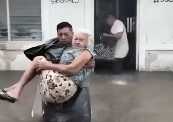 Rescatan a abuelita en Tizimín, su casa se inundó por las fuertes lluvias