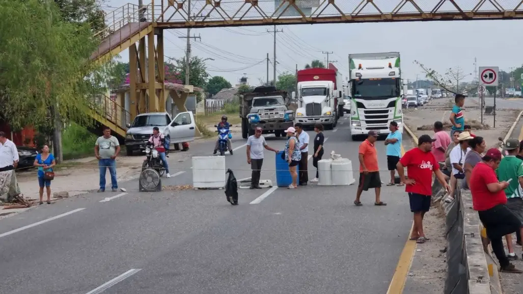 Bloquean carretera federal en el centro de Tabasco por falta de agua y luz