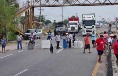 Bloquean carretera federal en el centro de Tabasco por falta de agua y luz