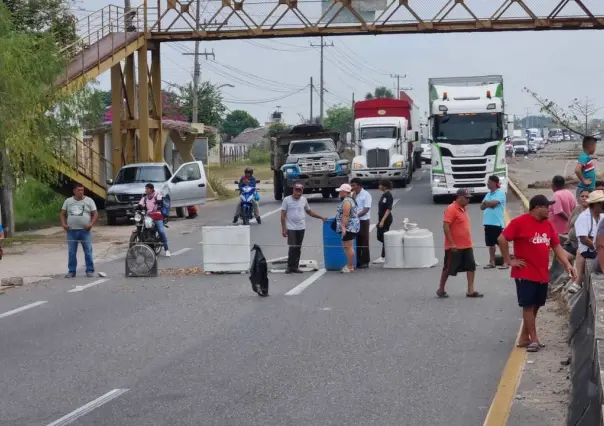 Bloquean carretera federal en el centro de Tabasco por falta de agua y luz