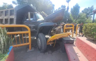 Camión recolector de basura choca contra embarcadero en Xochimilco