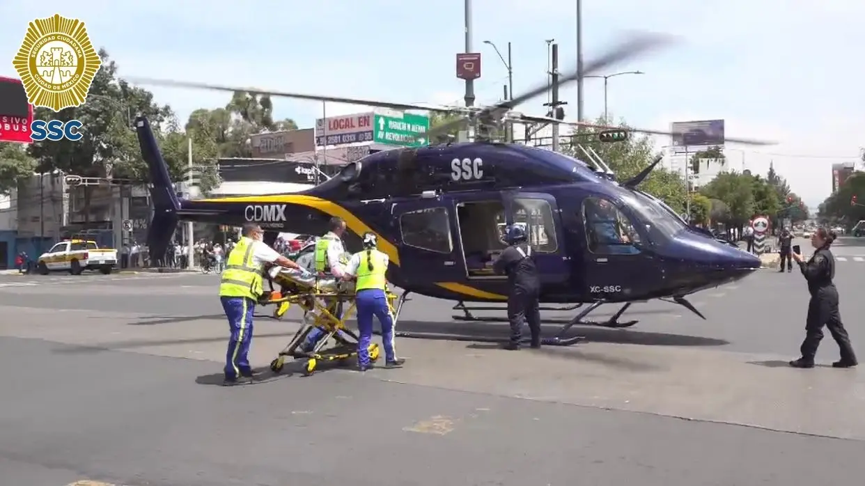 Personal trasladando a persona lesionada en helicóptero. Foto: @SSC_CDMX