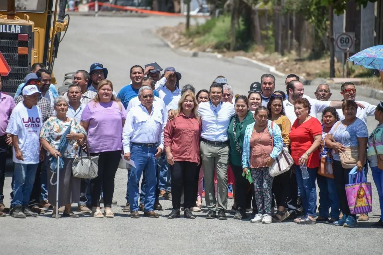 Vecinos de la colonia Cuauhtémoc agradecidos con Lalo Gattás. Foto : redes sociales