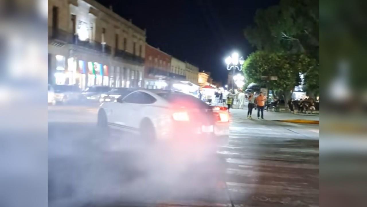 El Mustang blanco realizando piruetas frente a la Catedral de Durango. Foto: Captura de pantalla.