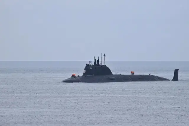 El barco de la flotilla estadounidense en la bahía de Guantanamo. Foto: BBC.