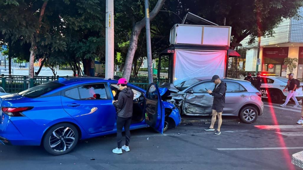 Conductor ebrio provoca aparatoso accidente en Benito Juárez