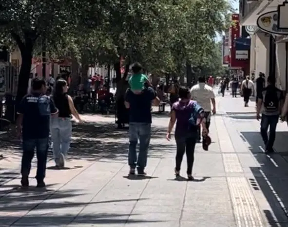 Padres de familia caminando en la calle Morelos. Foto: Azael Váldes