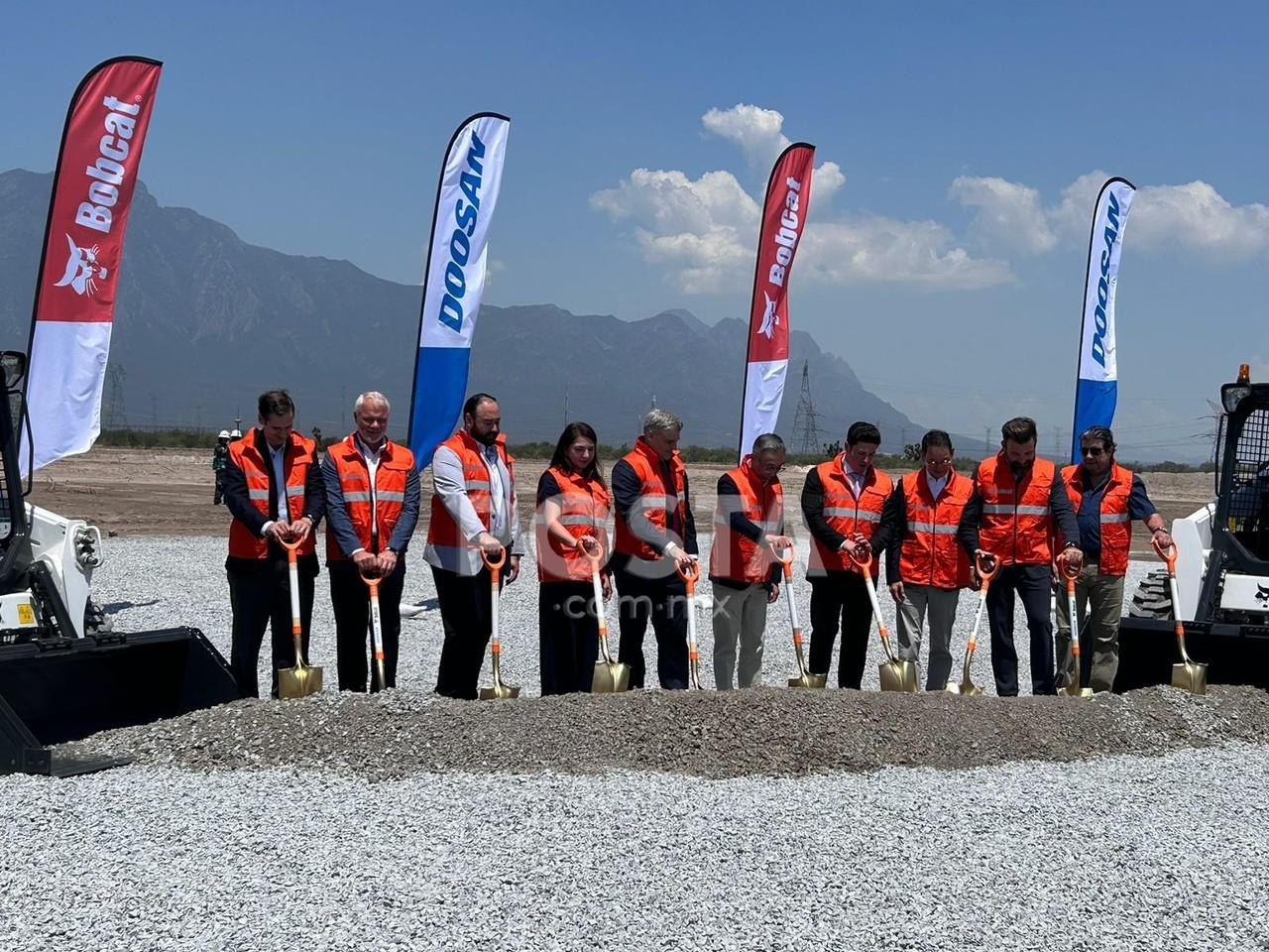 El Gobernador Samuel García junto con Scott Park, Mike Ballweber en el arranque de la construcción de la empresa Doosan Bobcat. Foto: Rosy Sandoval