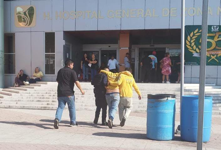 Policías con hombre con golpe de calor llegando a clínica del IMSS. Foto y video: Policía del municipio de Guadalupe