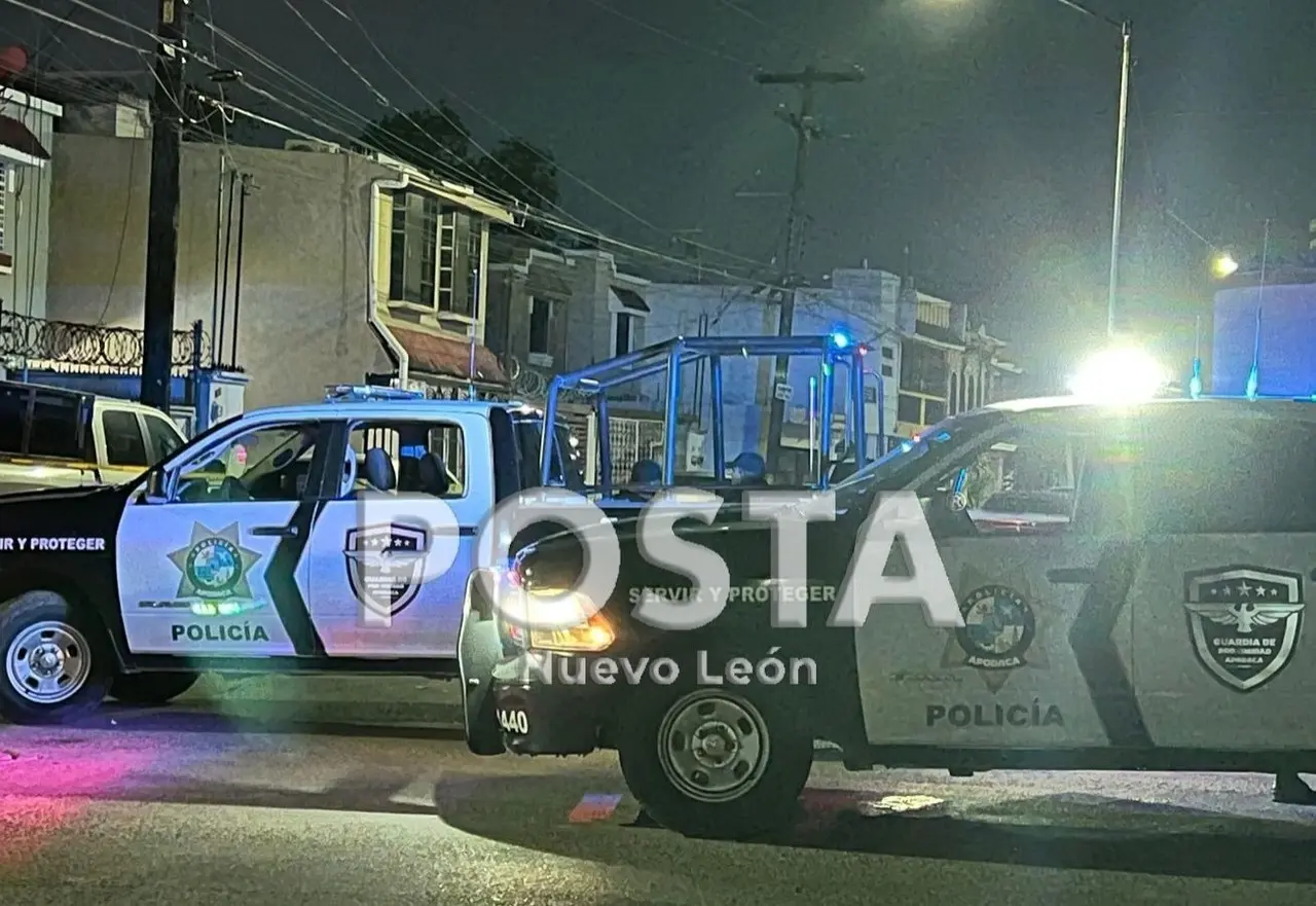 Policías del municipio de Apodaca después de que la balacera ocurriera en calles de la colonia Jardines de los Pinos. Foto: Raymundo Elizalde.