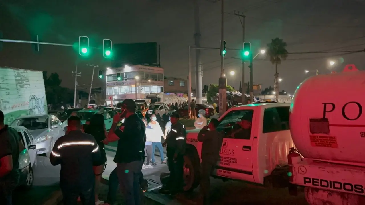 Habitantes de Ecatepec bloquean avenida central. Foto: POSTA