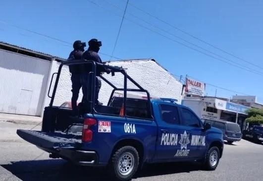 Elementos de la policía municipal de Ahome, Sinaloa persiguiendo a los responsables del asalto al menor. Foto: Debate.