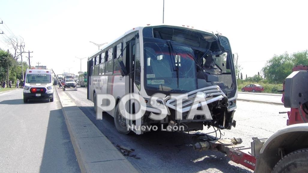 Descuido de chofer de transporte de personal deja 4 lesionados