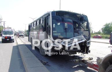 Descuido de chofer de transporte de personal deja 4 lesionados