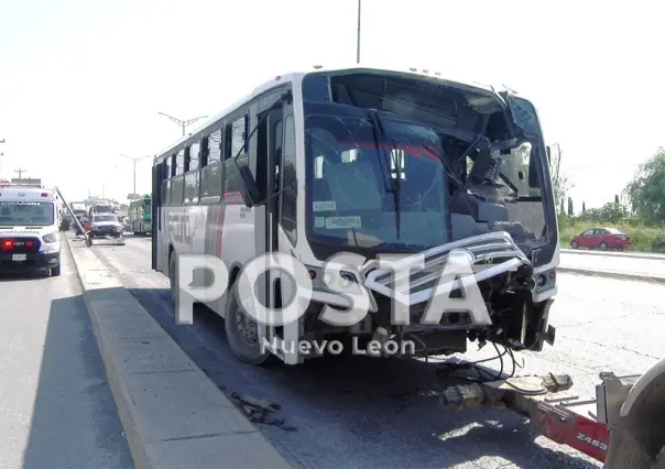 Descuido de chofer de transporte de personal deja 4 lesionados