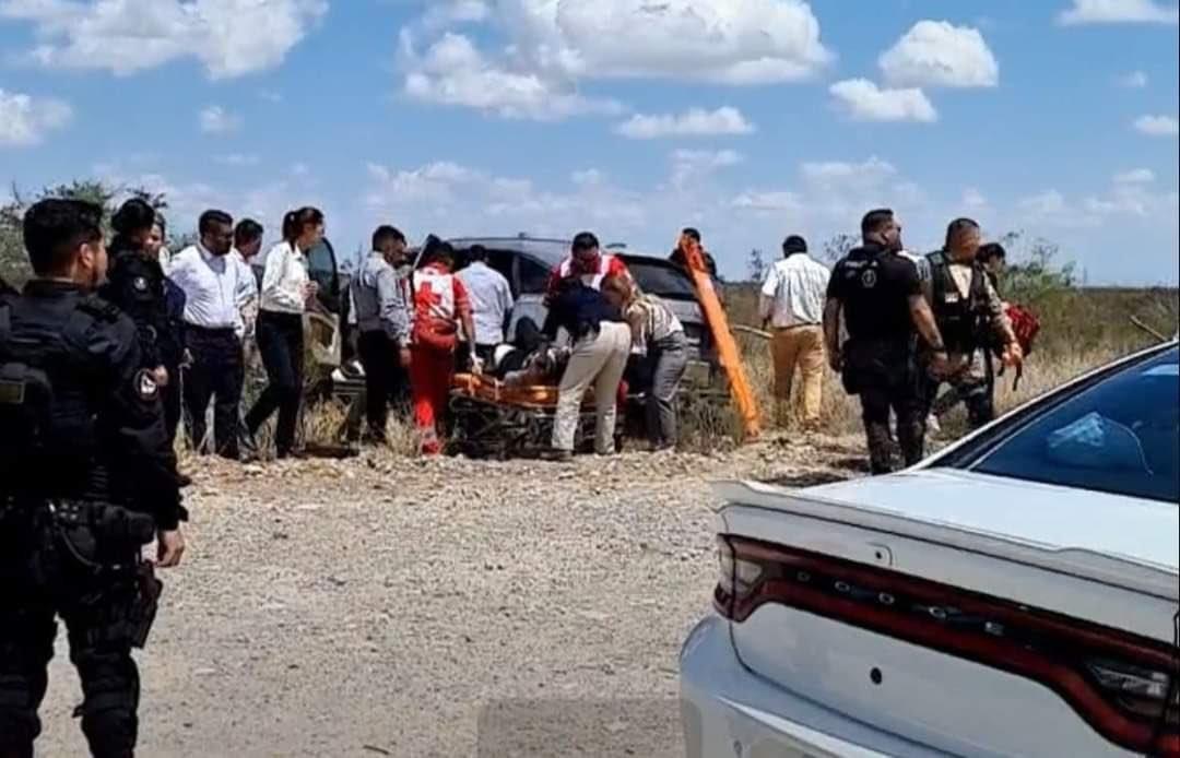 Paramédicos llegaron al lugar del accidente donde Claudia Shienbaum se preocupó por su equipo. Foto: @GildoGarzaMx