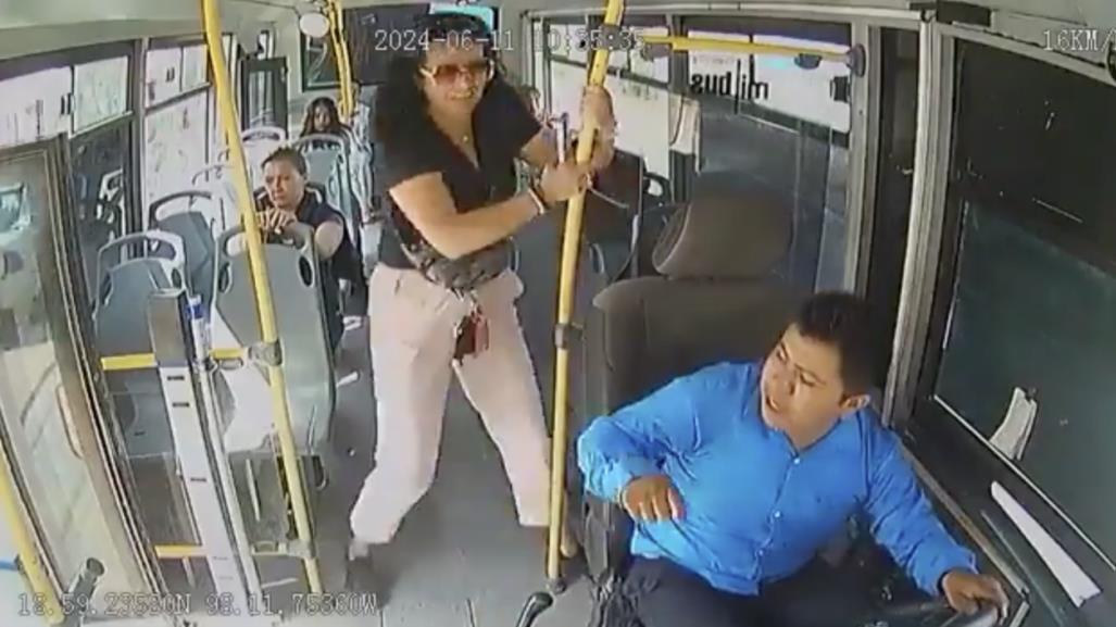 VIDEO: Usuaria de transporte patea a conductor por exceso de velocidad en Puebla