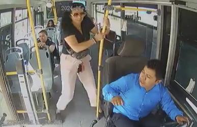 VIDEO: Usuaria de transporte patea a conductor por exceso de velocidad en Puebla